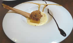 Restaurante La Cueva de Fabia. Arco de la Villa s/n 47410 Olmedo. Tapa Caliente Nombre: Bola 8. Esfera de mordilla con pimiento y piñón en polvo